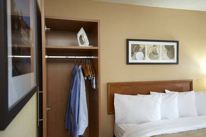 Room 9 of 33